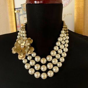 Betsey Johnson faux Pearl necklace flower